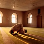 Muslim-man-prays-in-mosque